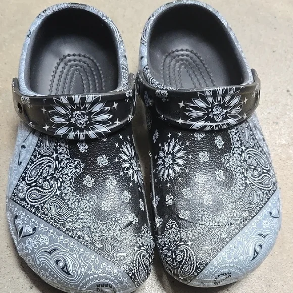CROCS Black and Gray Patterned Clogs s-l400.jpg main image 3